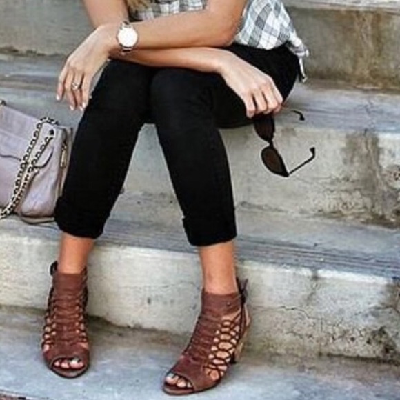 ⭐️Vince camuto block heel 9 - Picture 2 of 8